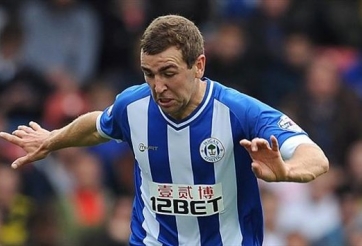 Cầu thủ Wigan vừa chờ vợ đẻ vừa xem Arsenal